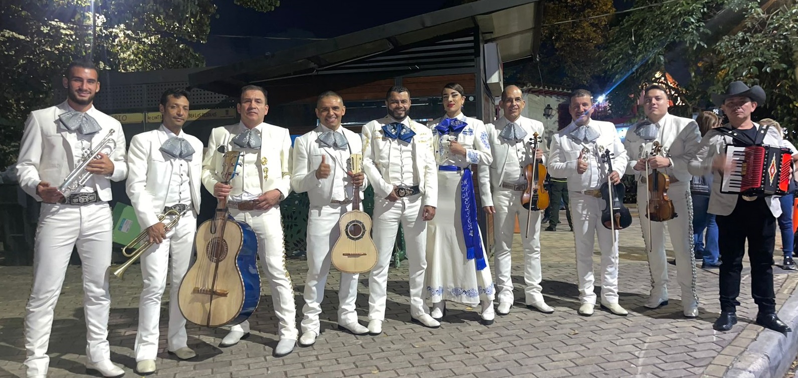 Mariachis en Medellín interpretando música tradicional mexicana
